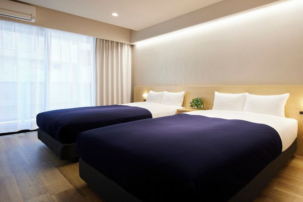 Deluxe Theater 1Bedroom with 3Beds | 1 bedroom, desk, blackout drapes, iron/ironing board