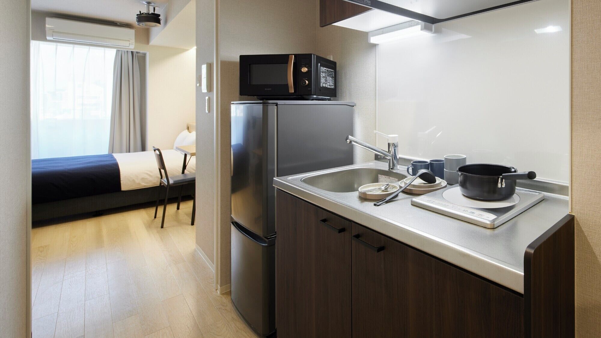 1 室のベッドルーム、  デスク、遮光カーテン、アイロン / アイロン台