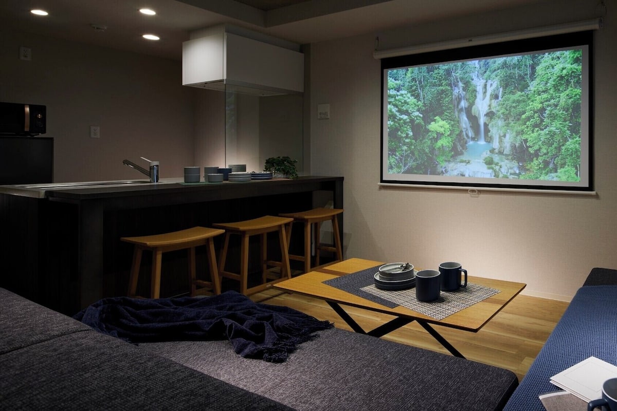 Deluxe Theater 1Bedroom with 3Beds | Front of property