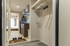 Apartamento estándar, varias camas, no fumadores, cocina | 1 dormitorio, edredones de plumas, escritorio y cortinas opacas