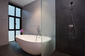 Villa Design, 4 chambres, piscine privée, vue lac | Salle de bain