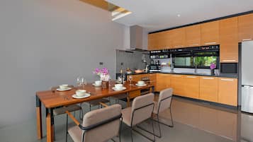 Villa de diseño, 4 habitaciones, piscina privada, vistas al lago | Servicio de comidas en la habitación