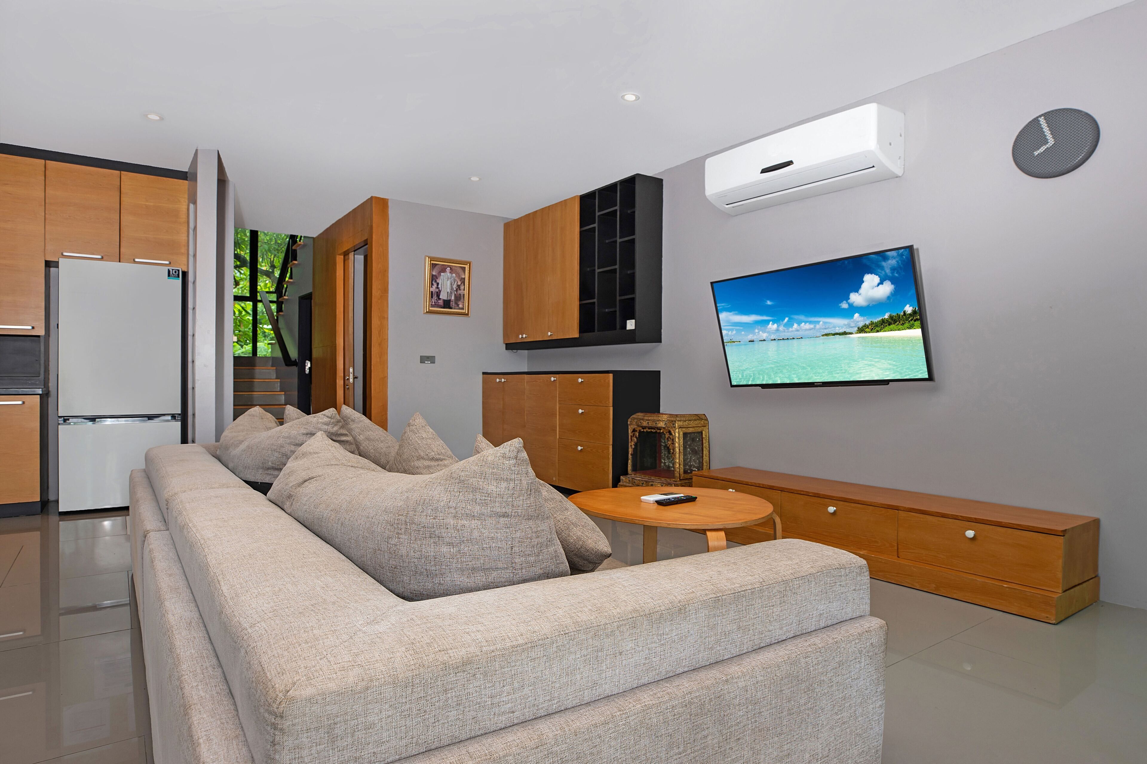 Villa de diseño, 4 habitaciones, piscina privada, vistas al lago | Zona de estar | Smart TV de 38 pulgadas con canales por cable