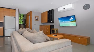 Villa de diseño, 4 habitaciones, piscina privada, vistas al lago | Zona de estar | Smart TV de 38 pulgadas con canales por cable