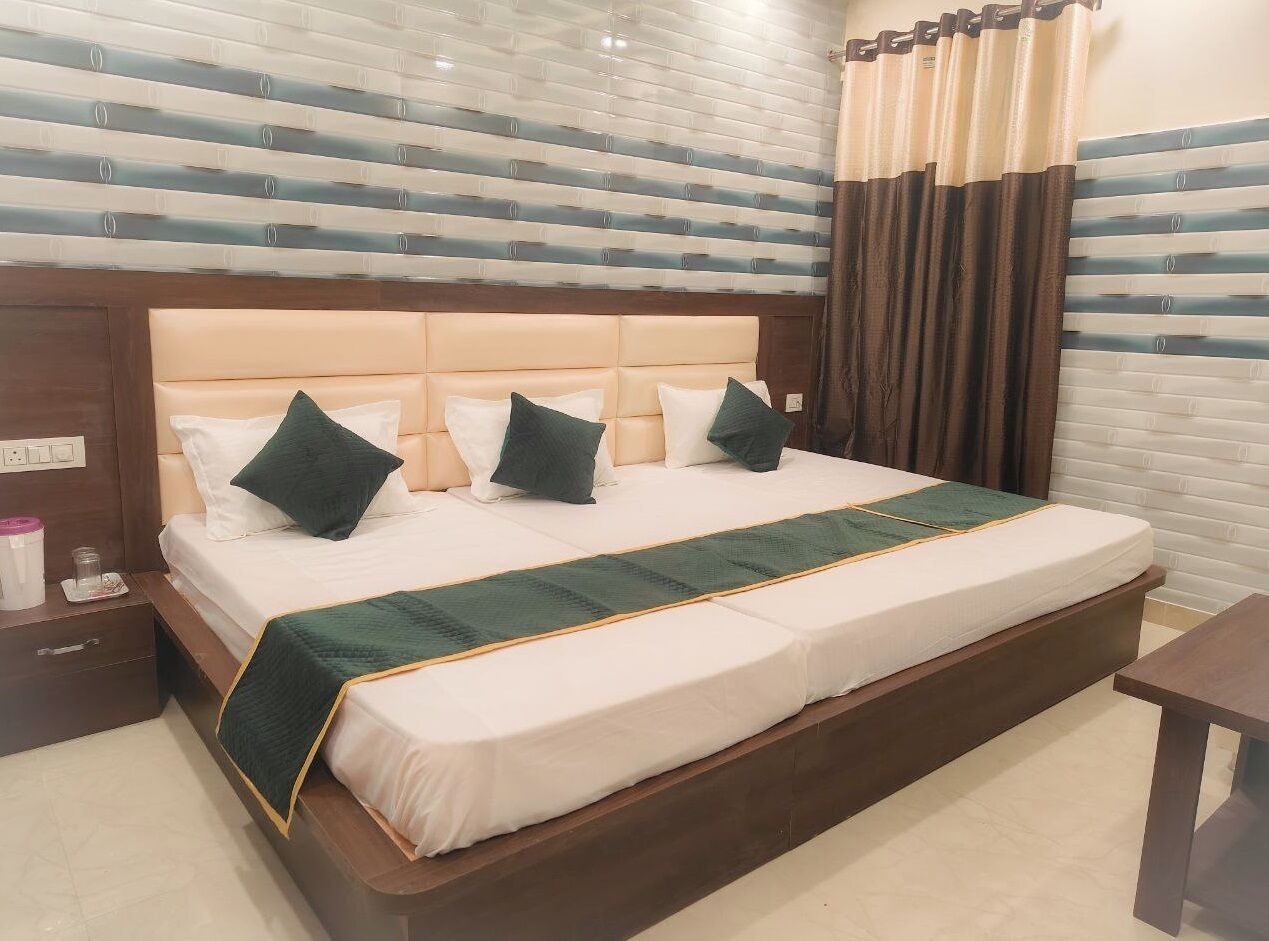 标准三人房 | 浴室 | 淋浴设施、毛巾、肥皂