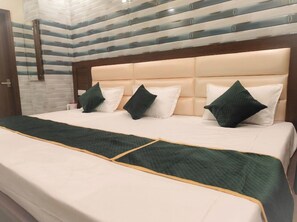 Standard Triple Room | Bilik Mandi | Pancuran mandi, tuala disediakan, sabun 