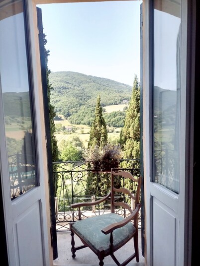 Nestled in the countryside, with natural landscapes, olive groves and a breathtaking view.