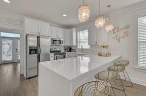 Kjøleskap, mikrobølgeovn, kokeplater og oppvaskmaskin