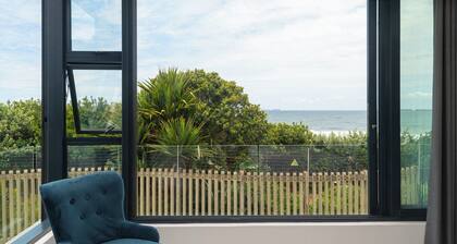 Chic upmarket 3-bedroom apartment with AC and WiFi in lovely uMhlanga