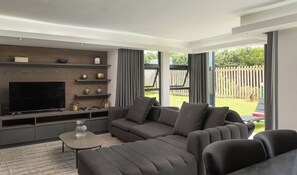 Living area - Chic upmarket 3-bedroom apartment with AC and WiFi in lovely uMhlanga

 (uMhlanga)