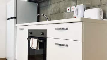 Studio Apartment | Cocina privada | Frigorífico, horno, placa de cocina y hervidor eléctrico