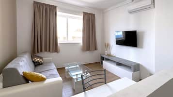 Two Bedroom Apartment | Zona de estar | Televisión de pantalla plana de 32 pulgadas con canales digitales