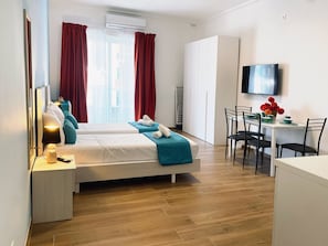 Studio Apartment | Blackout drapes, iron/ironing board, free WiFi, bed sheets - Miami Apartments (St. Julian's)