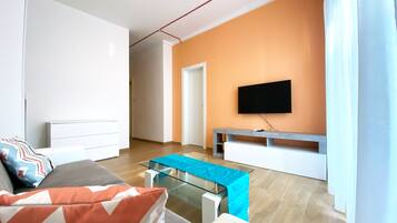 One Bedroom Apartment | Zona de estar | Televisión de pantalla plana de 32 pulgadas con canales digitales
