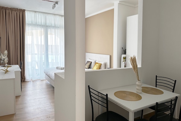 Studio Apartment | Verduisterende gordijnen, een strijkplank/strijkijzer, gratis wifi