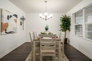 Dining - The Crossing Cottage- 4 BR 2.5BA- Ping Pong Table (Tuscaloosa)