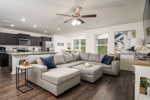 TV - The Crossing Cottage- 4 BR 2.5BA- Ping Pong Table (Tuscaloosa)