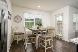 Dining - The Crossing Cottage- 4 BR 2.5BA- Ping Pong Table (Tuscaloosa)