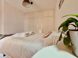2 Schlafzimmer, Bügeleisen/Bügelbrett