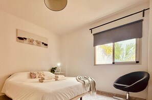 2 Schlafzimmer, Bügeleisen/Bügelbrett
