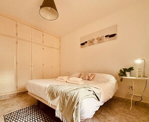 2 habitaciones y tabla de planchar con plancha 