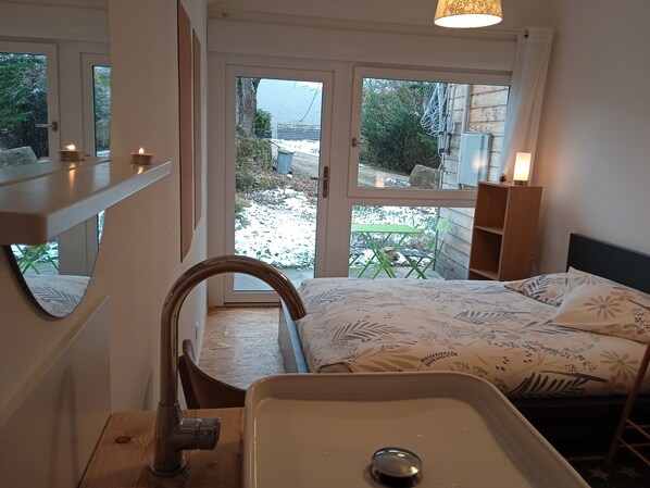 舒適雙人房, 1 張標準雙人床, 花園景觀 | 遮光布/窗簾、熨斗/熨衣板、免費無線上網、床單