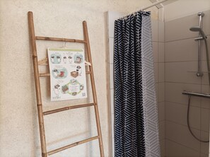 Comfort Double Room, 1 Double Bed, Garden View | Bathroom | Hair dryer, towels, toilet paper - Chemin de résilience (Fouchy)