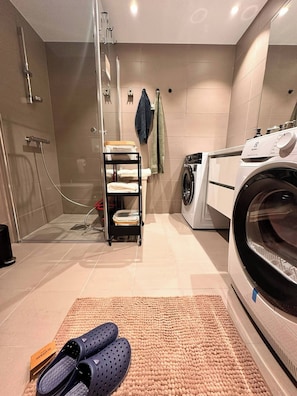 Apartamento, 1 habitación, balcón, vistas a la ciudad | Baño