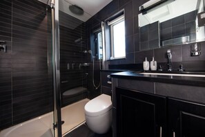 Rumah | Kamar mandi | Shower, pengering rambut,  dan handuk