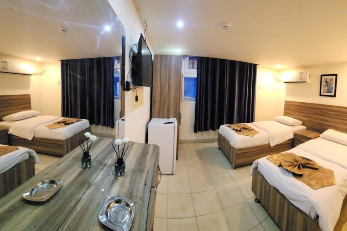 Eenvoudige Twin kamer, uitzicht op stad | 2 slaapkamers, een bureau, een laptopwerkplek, gratis wifi