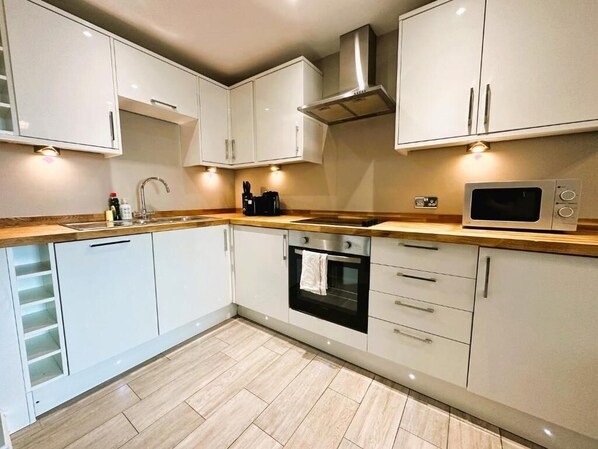 Refrigerador, microondas, horno y lavavajillas