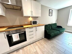 Fridge, microwave, oven, dishwasher - Brighton City Centre Seafront 1 Bedroom Flat BN1GRE01 (Brighton and Hove)