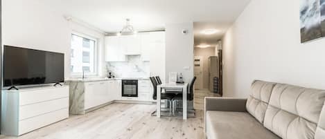 Executive Apartment, 2 Bedrooms | Ruang tamu | TV