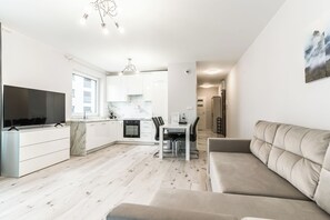 Apartamento ejecutivo, 2 habitaciones | Zona de estar | Una televisión