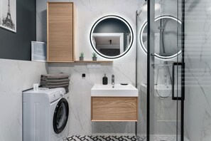 Apartamento Deluxe | Baño | Artículos de higiene personal gratuitos, secador de pelo y toallas