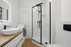 Deluxe Apartment | Bathroom | Free toiletries, hair dryer, towels, soap