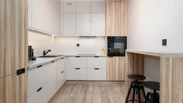Full-sized fridge, microwave, oven, stovetop