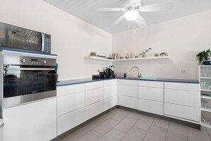 Fridge, microwave, oven, stovetop - Belmar Oceanfront Apartment 15 with stunning sea views and refreshing shared pool (Kralendijk)