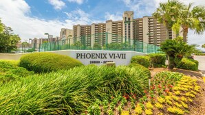 Une enseigne indiquant « PHOENIX VI-VII », avec un jardin aménagé devant.