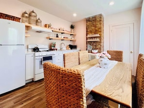 Coffee/tea maker, fridge, microwave, oven - Mins to Stadiums - Spacious & Elegant (Pittsburgh)