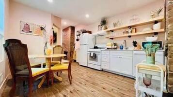 Coffee/tea maker, fridge, microwave, oven