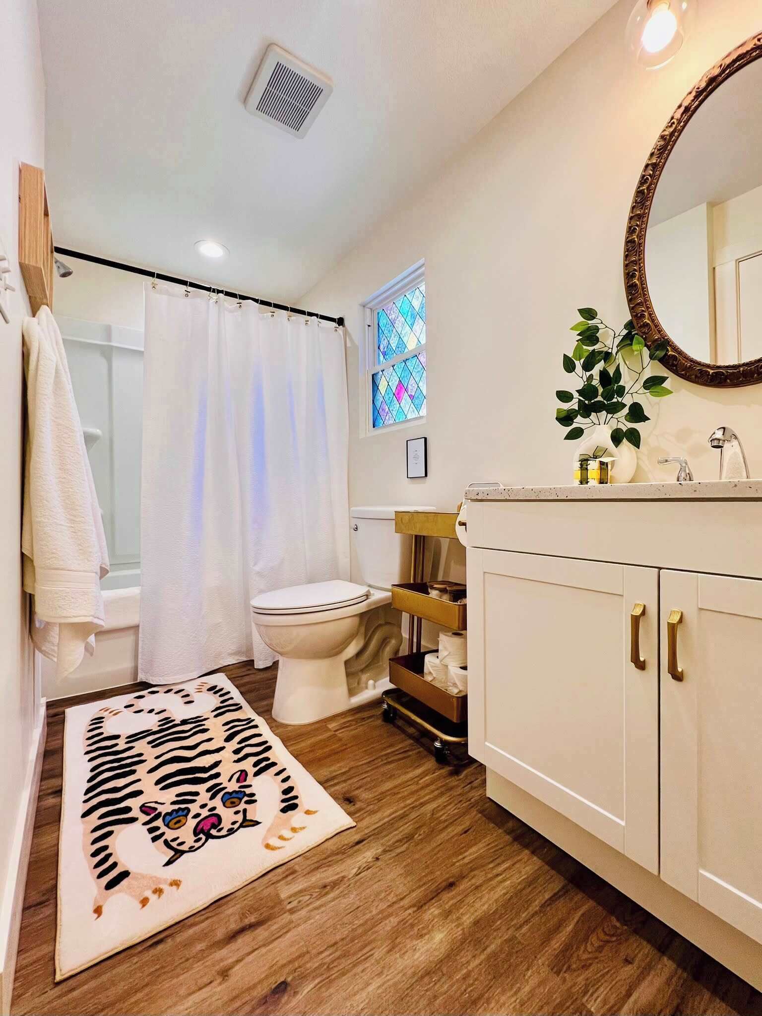 Een badkamer met toilet, douche en wastafel.