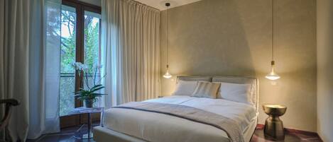 1 camera, ferro/asse da stiro, lenzuola