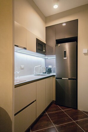 Kühlschrank, Mikrowelle, Herdplatte, Geschirrspüler