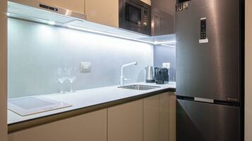 Frigorifero, microonde, piano cottura, lavastoviglie