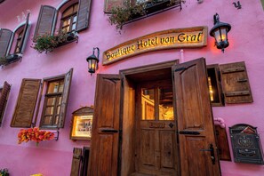 A pink building with a wooden door and a sign that reads "Boutique Hotel von Graf". - Boutique Hotel von Graf (Sighisoara)