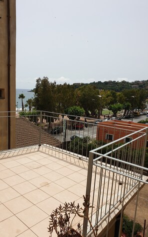 Property grounds - Comfortable one-bedroom apartment with kitchen and level terrace 50 meters from the sea (Sapri)