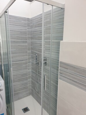 Doccia, asciugacapelli, bidet, asciugamani