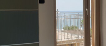 Comfortable one-bedroom apartment with kitchen and level terrace 50 meters from the sea