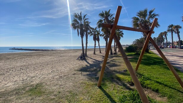 A beach with palm trees, a bicycle, and a clear sky. - Villa Particular, Confortable (VC)